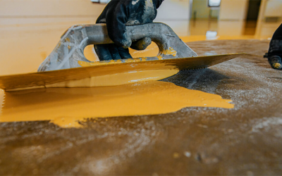 Aplikator Cat Berpengalaman Sesuai Ketebalan Epoxy Lantai