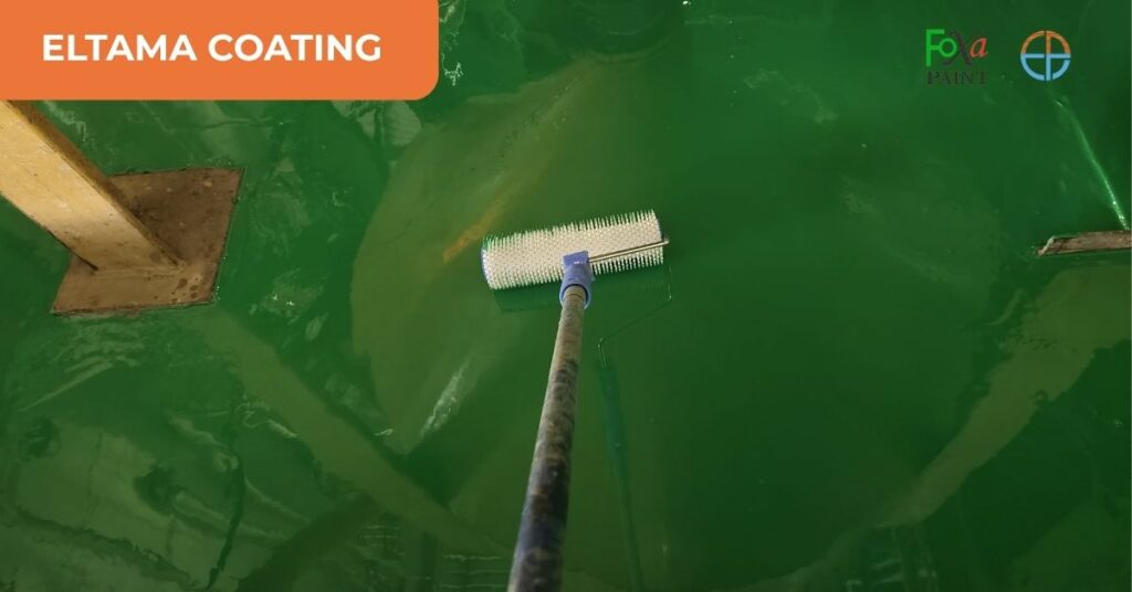 Aplikasi jasa cat lantai epoxy warna hijau mengilap oleh Eltama Coating menggunakan roller duri untuk proyek industri dan komersial.