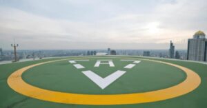 Jasa epoxy lantai helipad di rooftop gedung tinggi oleh PT. Eltama Prima Indo, dengan marka reflektif dan tahan cuaca.