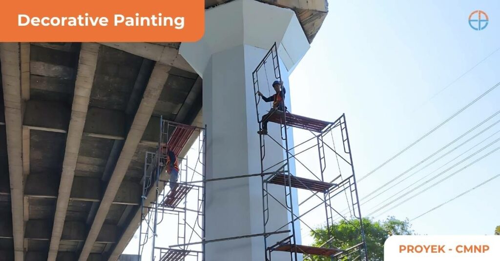 Pekerja jasa cat dari PT. Eltama Prima Indo sedang melakukan pengecatan dekoratif (decorative painting) pada tiang penyangga jalan tol dalam proyek CMNP menggunakan scaffolding profesional.