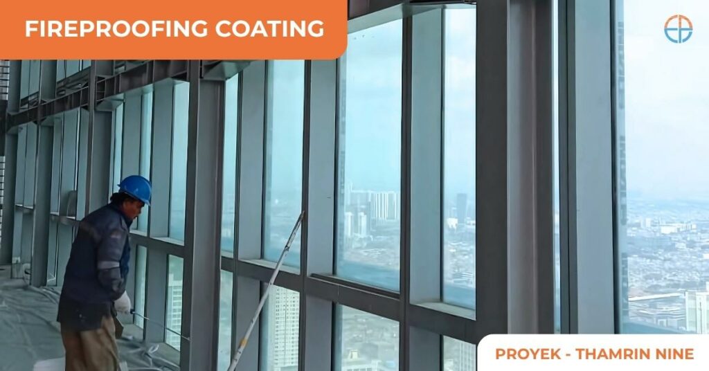 Pekerja jasa cat dari PT. Eltama Prima Indo sedang mengaplikasikan fireproofing coating pada struktur baja gedung tinggi dalam proyek Thamrin Nine, menggunakan metode pengecatan profesional untuk proteksi kebakaran.