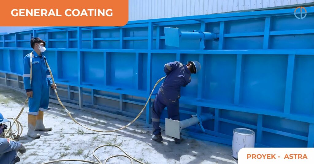 Pekerja jasa cat dari PT. Eltama Prima Indo sedang melakukan pengecatan general coating warna biru pada struktur baja proyek Astra di Donggala, menggunakan metode semprot industri.