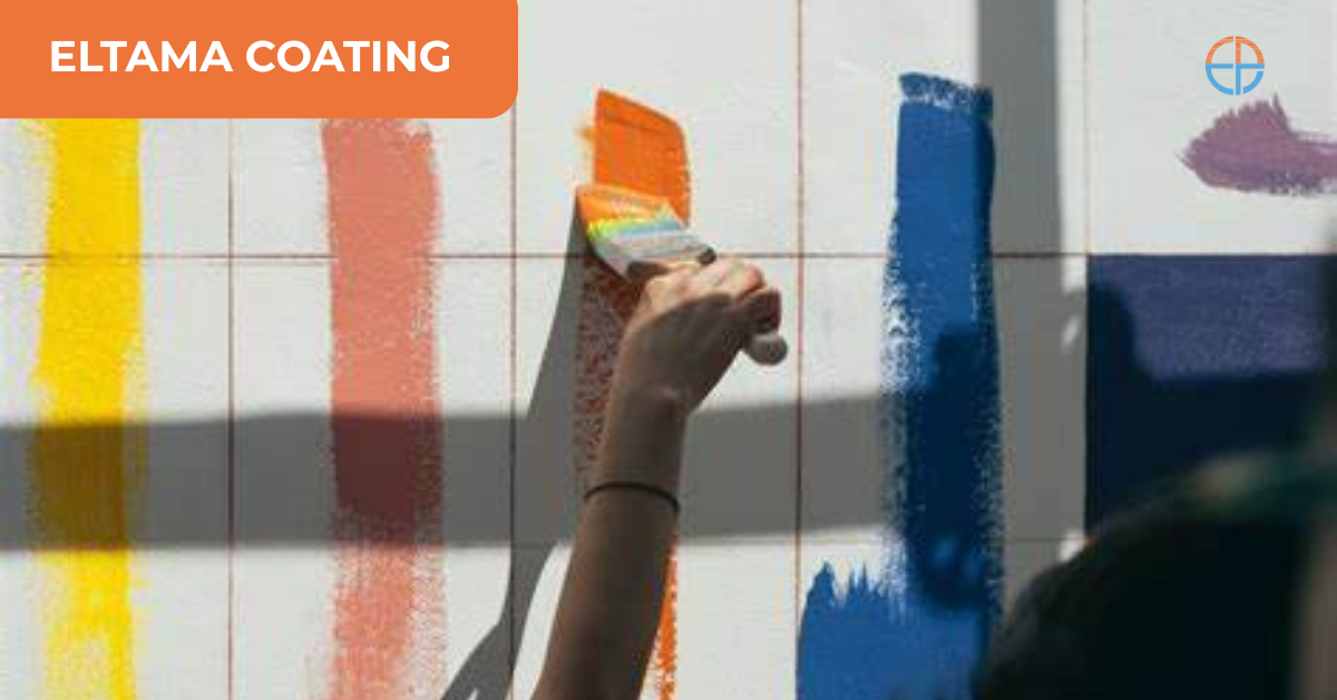 Tangan seseorang sedang mengecat garis vertikal warna-warni di dinding putih menggunakan kuas, menunjukkan berbagai pilihan warna cat berkualitas dari ELTAMA COATING.