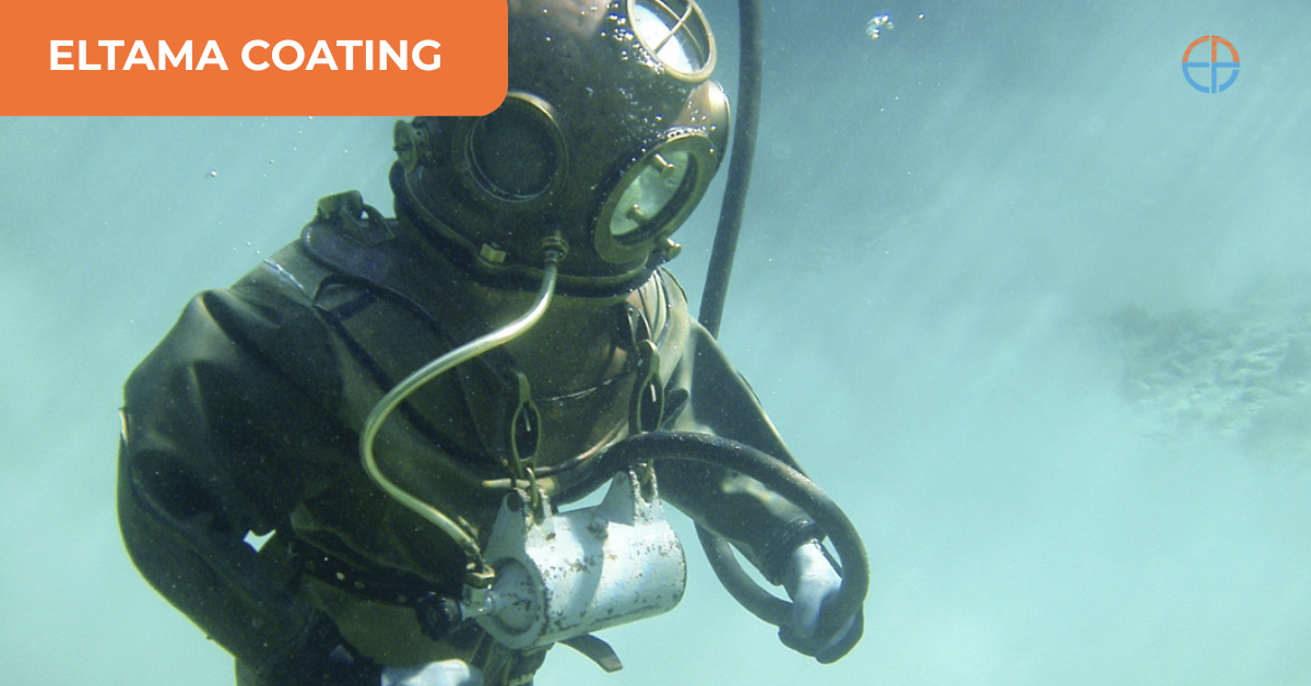 Penyelam profesional mengenakan pakaian selam berat di bawah air, merepresentasikan aplikasi cat underwater dan wet coating dari ELTAMA COATING untuk perlindungan permukaan logam di lingkungan laut.