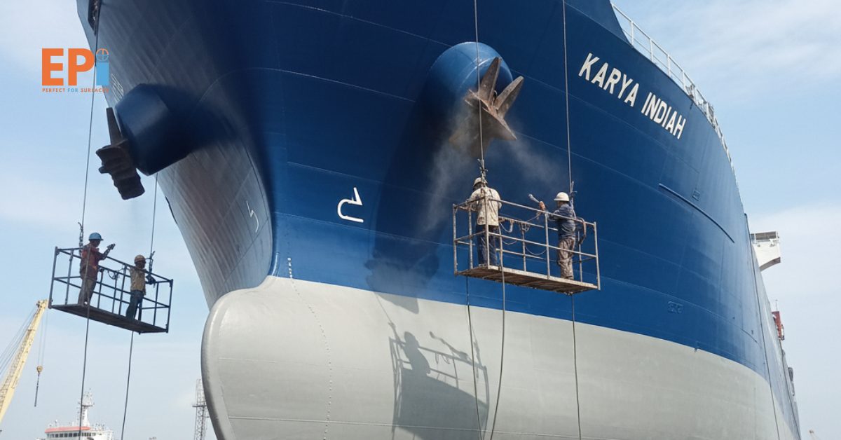 Pengecatan ulang kapal setelah sandblasting menggunakan protective coating kapal Balikpapan.