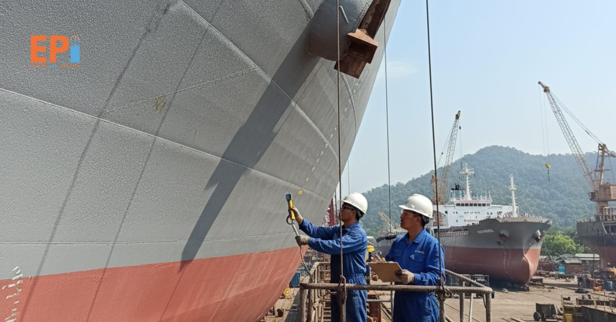 Teknisi memeriksa hasil blasting kapal sesuai standar BKI di Kalimantan Barat