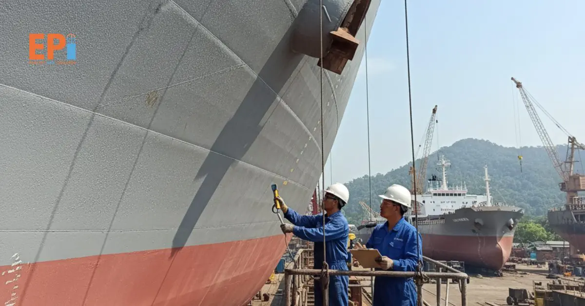 Teknisi memeriksa hasil blasting kapal sesuai standar BKI di Kalimantan Barat