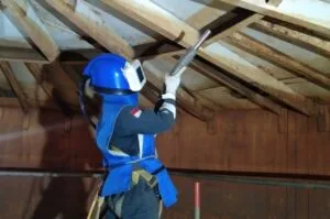 pekerja sandblasting menghilangkan karat di dalam tanki proyek